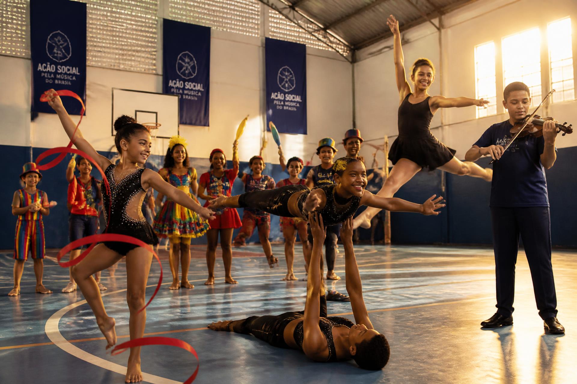 Crianças e adolescentes do PSTFA praticando ginástica, dança, música e circo